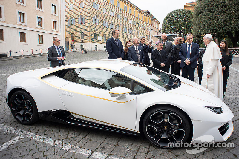 Paus Franciscus ontvangt een Lamborghini Huracan