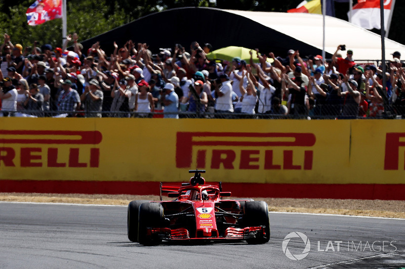 Il vincitore della gara Sebastian Vettel, Ferrari SF71H, saluta il pubblico