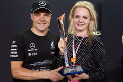 Valtteri Bottas, Mercedes AMG F1, celebra con su esposa, Emilia