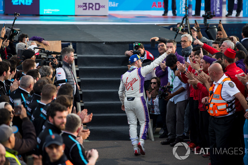 Sam Bird, DS Virgin Racing, celebra en el podio
