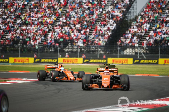 Stoffel Vandoorne, McLaren MCL32, Fernando Alonso, McLaren MCL32