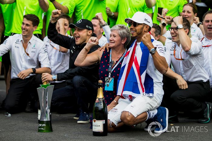 Campeón del mundo 2017 Lewis Hamilton, Mercedes AMG F1 celebra con su madre Carmen Lockhart