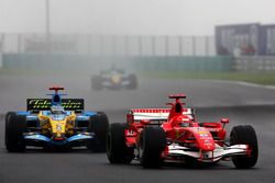 Michael Schumacher, Ferrari 248 F1 y Fernando Alonso, Renault R26