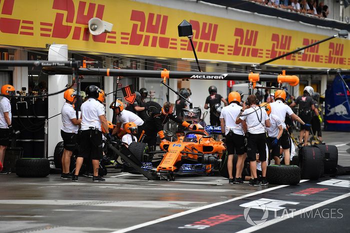 Fernando Alonso, McLaren MCL33 , en una práctica de pit stop