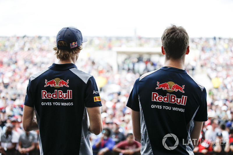 Daniil Kvyat, Scuderia Toro Rosso, Brendon Hartley, Scuderia Toro Rosso, on the F1 stage
