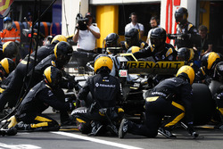 Carlos Sainz Jr., Renault Sport F1 Team R.S. 18, pit stop