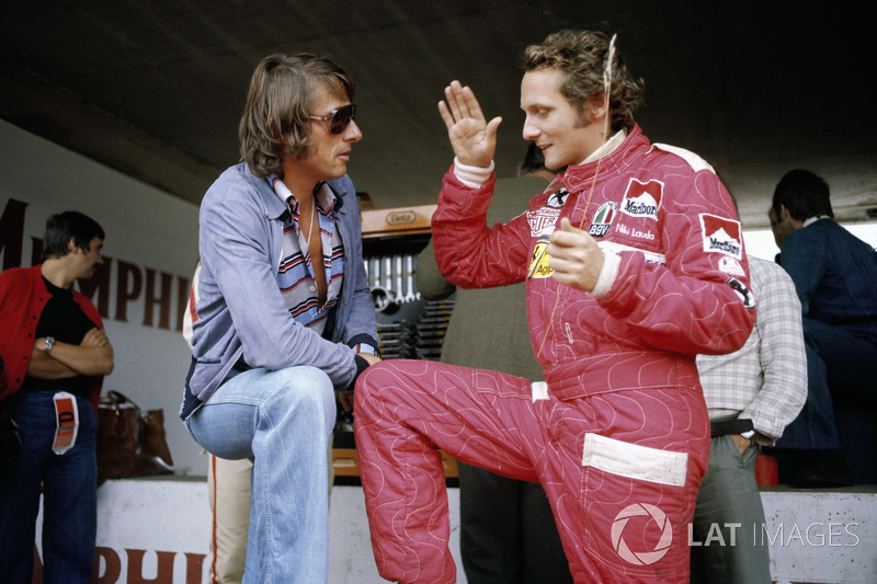 El cantante Udo Jurgens con Niki Lauda, Ferrari