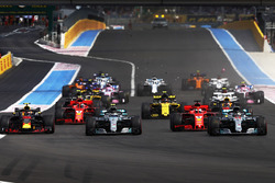 Lewis Hamilton, Mercedes AMG F1 W09, precede Valtteri Bottas, Mercedes AMG F1 W09, Sebastian Vettel, Ferrari SF71H, e Max Verstappen, Red Bull Racing RB14, alla partenza