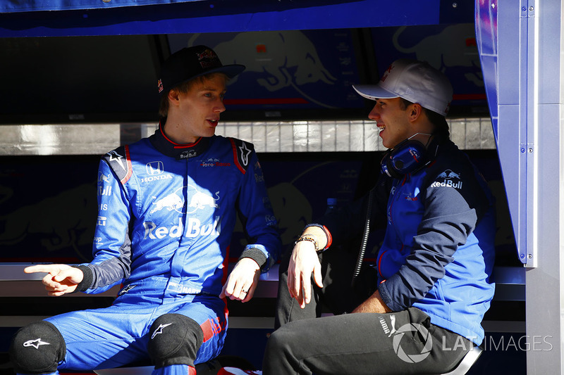 Brendon Hartley, Scuderia Toro Rosso, Pierre Gasly, Scuderia Toro Rosso, conversa en el pit de Scude