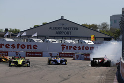 Sébastien Bourdais, Dale Coyne Racing with Vasser-Sullivan Honda prend la tête après le contact entre Robert Wickens, Schmidt Peterson Motorsports Honda et Alexander Rossi, Andretti Autosport Honda