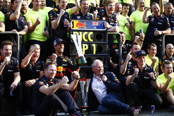 Racewinnaar Daniel Ricciardo, Red Bull Racing, Jonathan Wheatley, Team Manager, Red Bull Racing, Christian Horner, Team Principal, Red Bull Racing, Helmut Markko, Consultant, Red Bull Racing, Max Verstappen, Red Bull Racing, en Red Bull vieren de overwinning