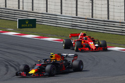 Max Verstappen, Red Bull Racing RB14 Tag Heuer, leads Kimi Raikkonen, Ferrari SF71H