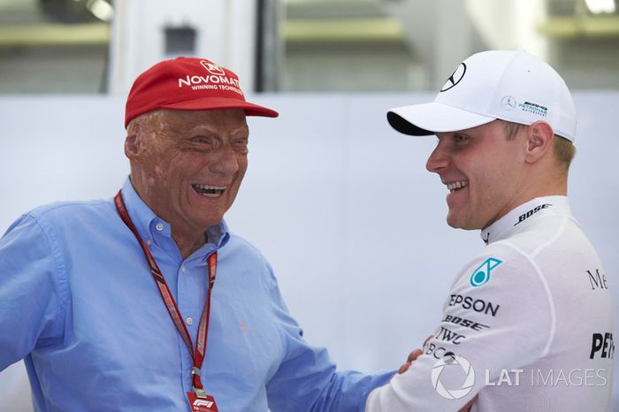 Niki Lauda, presidente no ejecutivo, Mercedes AMG, con Valtteri Bottas, Mercedes AMG F1