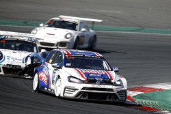 #130 Liqui Moly Team Engstler Volkswagen Golf GTi TCR: Luca Engstler, Florian Thoma, Benjamin Leuchter, Jean Karl Vernay