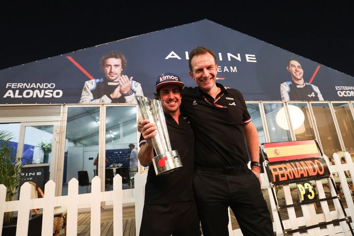 El tercer clasificado Fernando Alonso, Alpine lo celebra con Laurent Rossi, CEO de Alpine