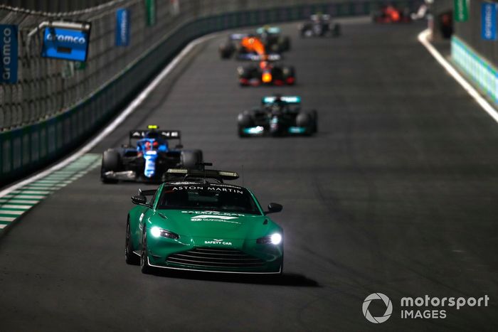 Safety Car, Esteban Ocon, Alpine A521, y Lewis Hamilton, Mercedes W12
