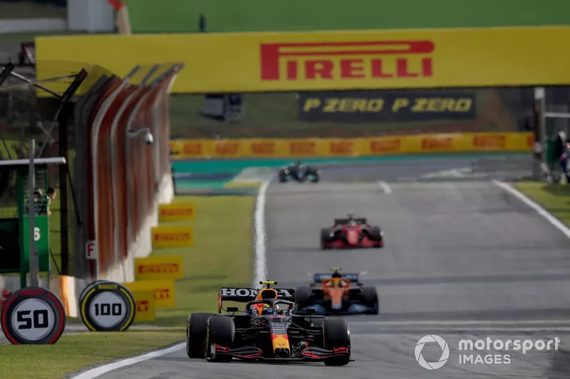 Sergio Perez, Red Bull Racing RB16B, Lando Norris, McLaren MCL35M