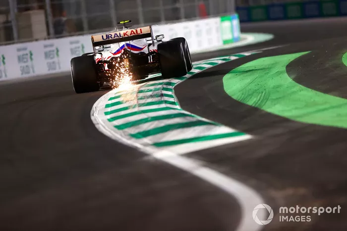 Las chispas salen del coche de Mick Schumacher, Haas VF-21