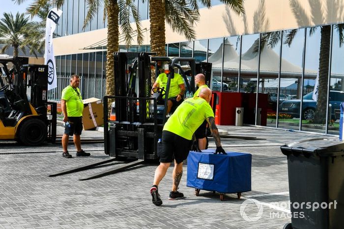 DHL descargando en el paddock de F1