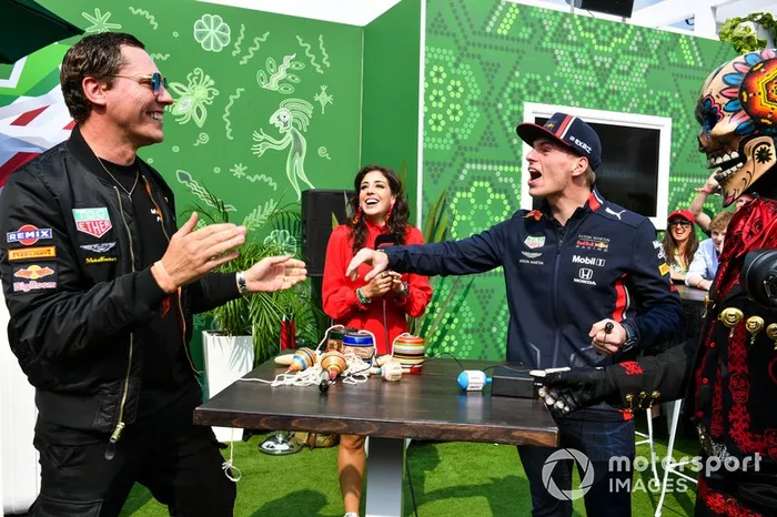 DJ Tiesto se reúne con Max Verstappen, Red Bull Racing, en la zona de fans de Heineken