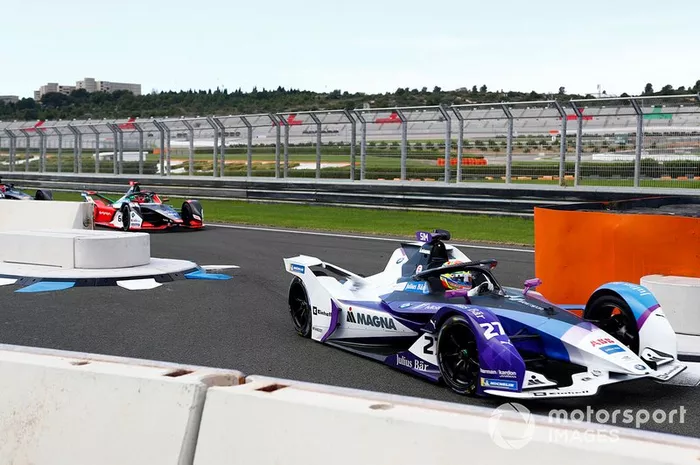 Alexander Sims, BMW I Andretti Motorsports, BMW iFE.20 ahead of Daniel Abt, Audi Sport ABT Schaeffler, Audi e-tron FE06 