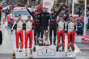 Podio: Ganador Thierry Neuville, Nicolas Gilsoul, Hyundai Motorsport Hyundai i20 Coupe WRC, segundo lugar Sébastien Ogier, Julien Ingrassia, Toyota Gazoo Racing WRT Toyota Yaris WRC, tercer lugar Elfyn Evans, Scott Martin, Toyota Gazoo Racing WRT Toyota Yaris WRC