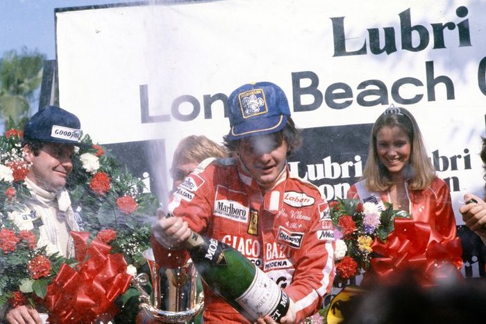 Gilles Villeneuve, Ferrari celebra su victoria en el podio con el tercer puesto Alan Jones, Williams