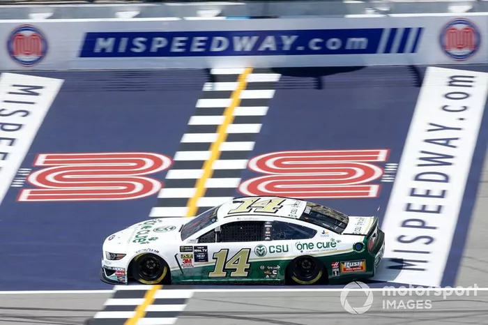  Clint Bowyer, Stewart-Haas Racing, Ford Mustang One Cure