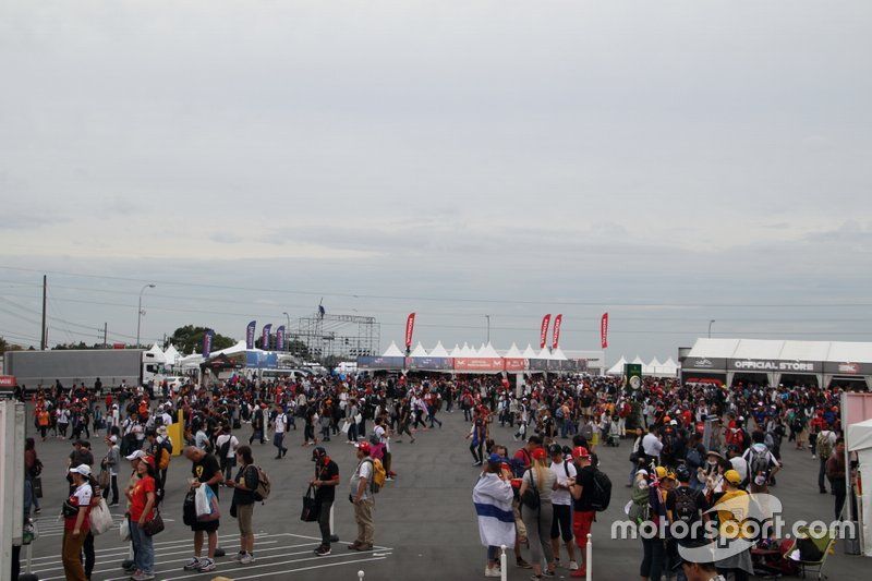 Fans salen del circuito de Suzuka 