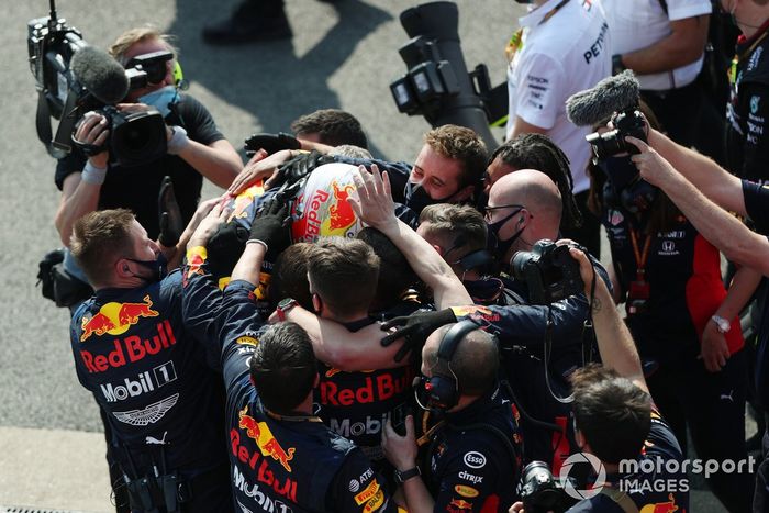 Ganador Max Verstappen, Red Bull Racing, celebra en parc ferme