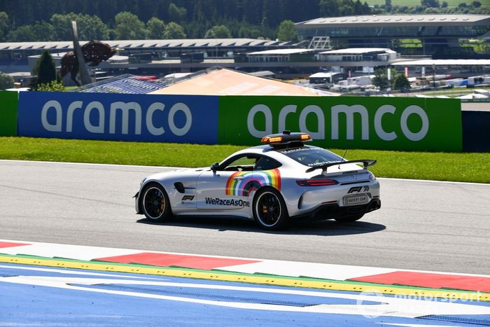 Safety Car con el logo de We Race As One