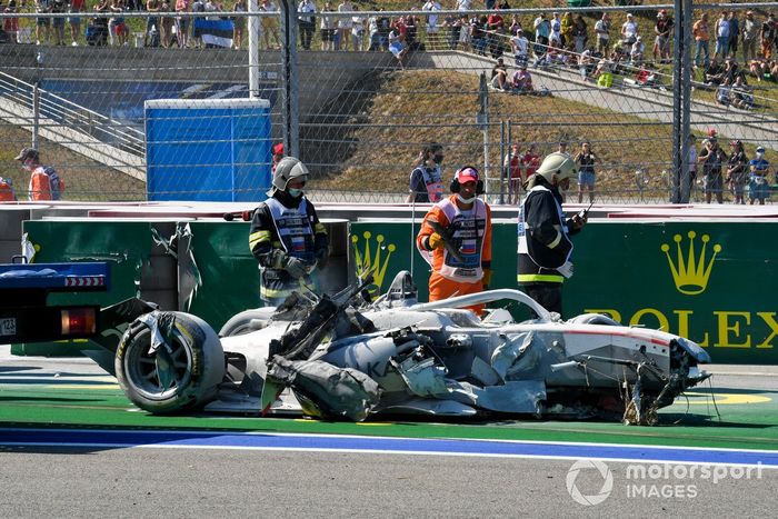 Los comisarios recuperan el coche de Jack Aitken, Campos Racing, tras su accidente con Luca Ghiotto, Hitech Grand Prix 
