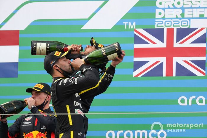 Podio: el segundo lugar Max Verstappen, Red Bull Racing ganador de la carrera Lewis Hamilton, Mercedes-AMG F1, y tercer lugar Daniel Ricciardo, Renault F1