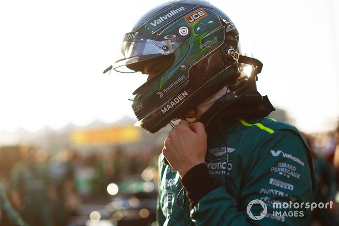 Lance Stroll, Aston Martin F1 Team, en la parrilla de salida