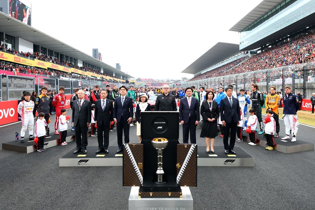  Los pilotos se ponen en pie para el himno nacional 