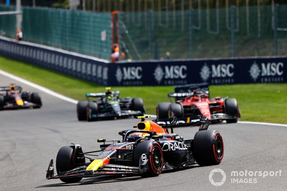 Sergio Pérez, Red Bull Racing RB19, mientras lideraba la carrera en Spa.