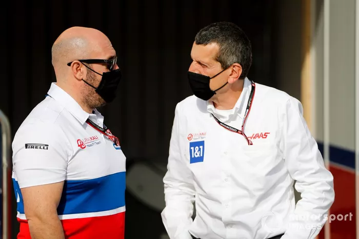 Stuart Morrison, Responsabile della comunicazione, Haas F1 Team e Gunther Steiner, Team Principal, Haas F1 