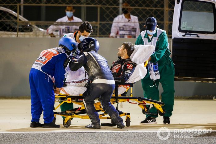 Delegados médicos asisten a Romain Grosjean, Haas F1, después del accidente en la primera vuelta