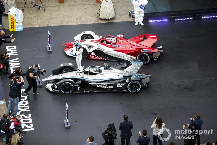 Ganador Nyck de Vries, Mercedes-Benz EQ, EQ Silver Arrow 02 celebra en Parc Ferme 
