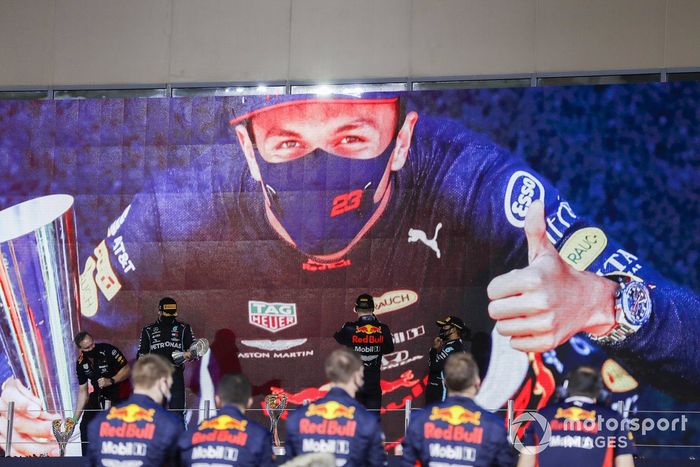 Podio: segundo lugar Valtteri Bottas, Mercedes-AMG F1, ganador Max Verstappen, Red Bull Racing, y tercer lugar Lewis Hamilton, Mercedes-AMG F1