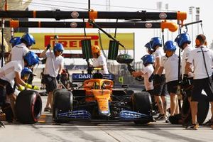 Lando Norris, McLaren MCL35M, in the pits