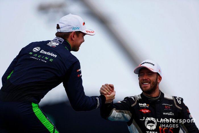 Nick Cassidy, Envision Racing, 2ª posición, Sam Bird, Jaguar Racing, 3ª posición, se felicitan mutuamente en el podio