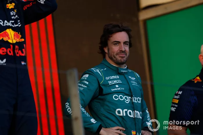 Fernando Alonso, Aston Martin F1 Team, 3ª posición, en el podio