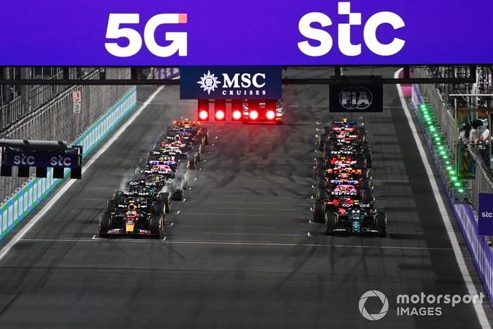 Arrancada Sergio Pérez, Red Bull Racing RB19, Fernando Alonso, Aston Martin AMR23, se preparan para liderar la salida.