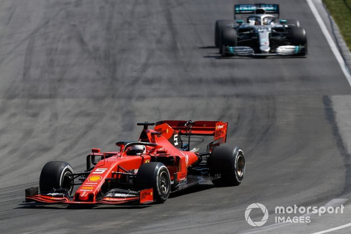 Sebastian Vettel, Ferrari SF90, precede Lewis Hamilton, Mercedes AMG F1 W10