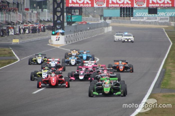 Salida de la primera carrera de la F3 Japonesa 2019, Sacha Fenestraz liderando.