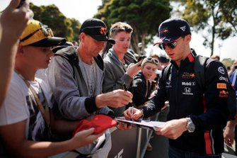 Pierre Gasly, Red Bull Racing, deelt handtekeningen uit aan fans