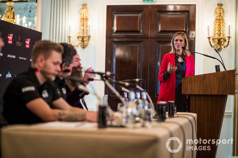 La presentatrice Nicki Shields parla con Kevin Magnussen, Haas F1 Team, Guenther Steiner, Team Principal, Haas F1 e William Storey, CEO Rich Energy, durante la conferenza stampa