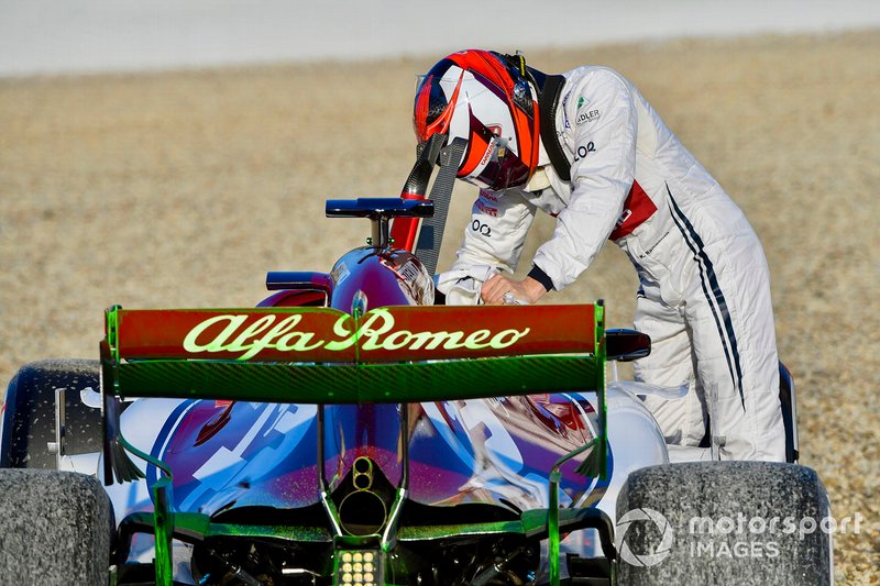 Kimi Raikkonen, Alfa Romeo Racing C38, spins into the gravel on the opening morning of testing