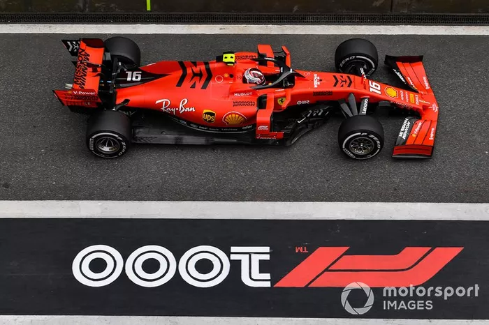 Após a troca, Leclerc ainda estava próximo a Vettel, o que o fez indagar sua situação: 